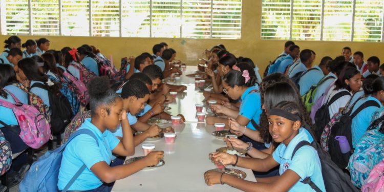 INABIE resalta aporte a la nutrición escolar con el servicio de más de 230 millones de raciones de frutas durante el pasado año escolar