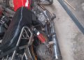 Policía recupera motocicleta y celular robados; arresta presunto asaltante y ocupa arma de fuego en Santiago