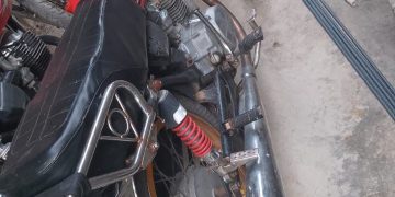 Policía recupera motocicleta y celular robados; arresta presunto asaltante y ocupa arma de fuego en Santiago