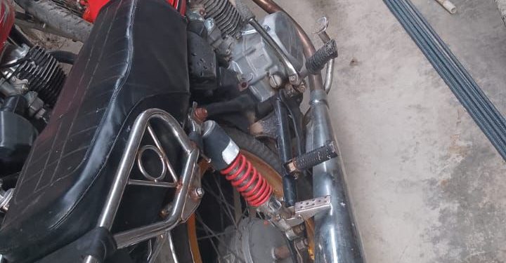 Policía recupera motocicleta y celular robados; arresta presunto asaltante y ocupa arma de fuego en Santiago