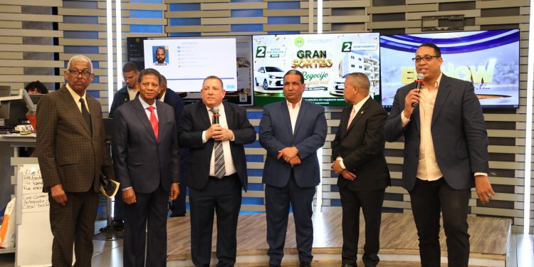 Coopnama celebra el Día del Maestro con la entrega de dos apartamentos y dos vehículos a sus asociados