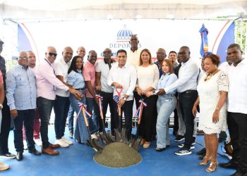 Ministro Kelvin Cruz inicia construcción de multiuso en Villa Hermosa, La Romana