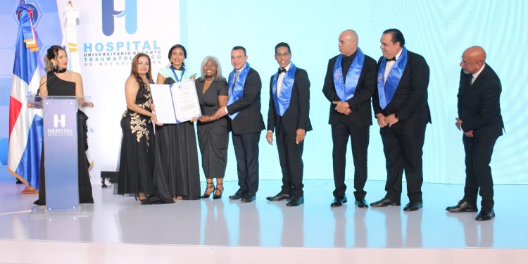 Hospital Ney Arias Lora gradúa nueva promoción de especialistas y subespecialistas en cinco áreas de la medicina