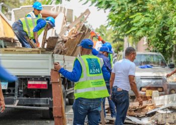 Carolina ordena retirar infraestructuras y recuperar aceras ocupadas irregularmente en Arroyo Hondo