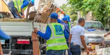 Carolina ordena retirar infraestructuras y recuperar aceras ocupadas irregularmente en Arroyo Hondo