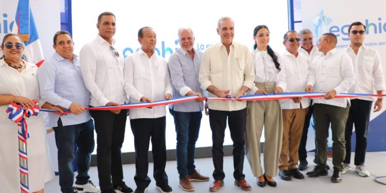 Presidente Luis Abinader inaugura primer tramo de carretera Los Quemados