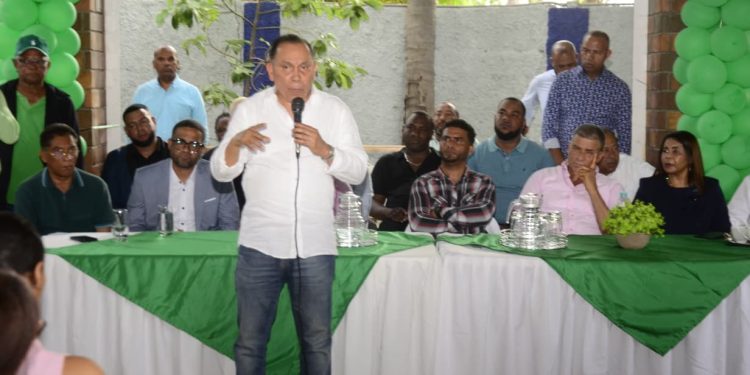 Radhamés Jiménez califica al gobierno de “insensible”, por dar la espalda a la juventud, y sumergir al país en el abandono total