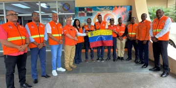Defensa Civil reconoce a rescatista dominicano por su labor en misión humanitaria en Venezuela