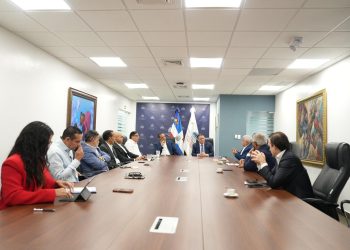 Ministro Yayo Sanz Lovatón instala mesa de diálogo con Adanegas para abordar comisiones por pagos con tarjetas