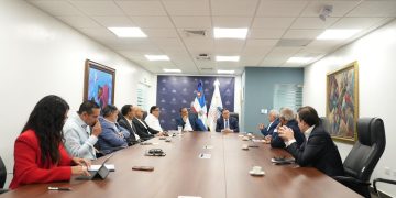 Ministro Yayo Sanz Lovatón instala mesa de diálogo con Adanegas para abordar comisiones por pagos con tarjetas