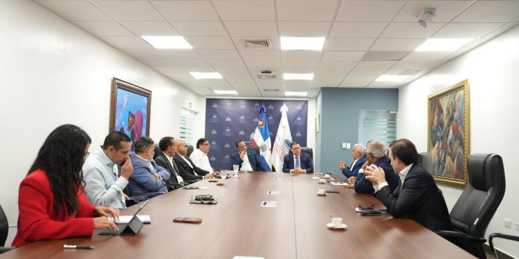 Ministro Yayo Sanz Lovatón instala mesa de diálogo con Adanegas para abordar comisiones por pagos con tarjetas
