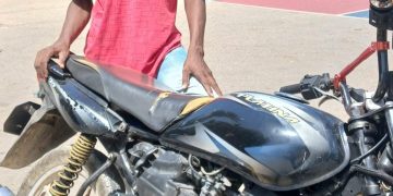 Policía recupera motocicleta robada en Barahona; propietario destaca rápida intervención de los agentes