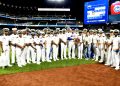 Juan Soto comparte con el comandante general de la Armada en el Citi Field de Nueva York