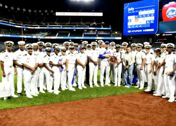 Juan Soto comparte con el comandante general de la Armada en el Citi Field de Nueva York
