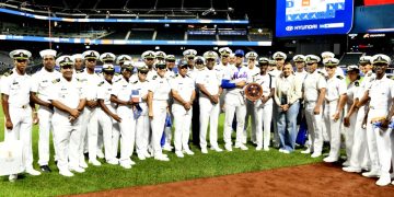 Juan Soto comparte con el comandante general de la Armada en el Citi Field de Nueva York