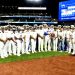 Juan Soto comparte con el comandante general de la Armada en el Citi Field de Nueva York
