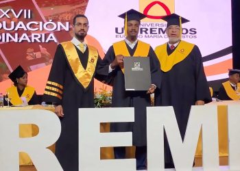 La universidad UNIREMHOS celebró su sexagésima séptima graduación ordinaria con 612 nuevos profesionales; 374 pertenecen a enfermería