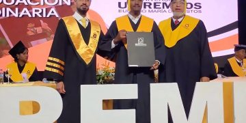 La universidad UNIREMHOS celebró  su sexagésima séptima graduación ordinaria con 612 nuevos profesionales; 374 pertenecen a enfermería