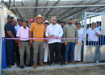 FEDA entrega sistema de energía solar a Ganaderos de Montecristi