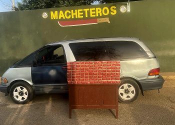 Soldados del Ejército ocupan contrabando de 23,000 cigarrillos que era transportado oculto en un miniván en Mao
