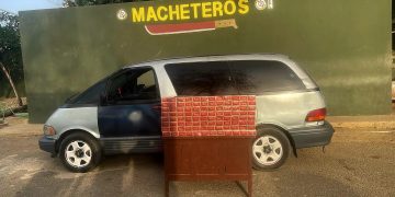Soldados del Ejército ocupan contrabando de 23,000 cigarrillos que era transportado oculto en un miniván en Mao