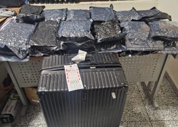 Autoridades interceptan en el AILA maleta con 25 paquetes de presunta marihuana