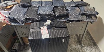 Autoridades interceptan en el AILA maleta con 25 paquetes de presunta marihuana