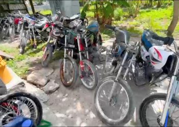 Policía Nacional retiene motocicletas utilizadas para carreras clandestinas y contaminación sónica durante operativo en Cabral, Barahona