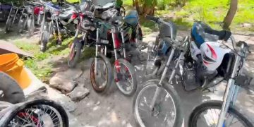 Policía Nacional retiene motocicletas utilizadas para carreras clandestinas y contaminación sónica durante operativo en Cabral, Barahona