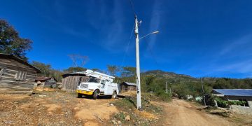 EDENORTE y Ministerio de Energía y Minas llevan electricidad a Cruz de Cabrera con inversión de RD$14.7 millones