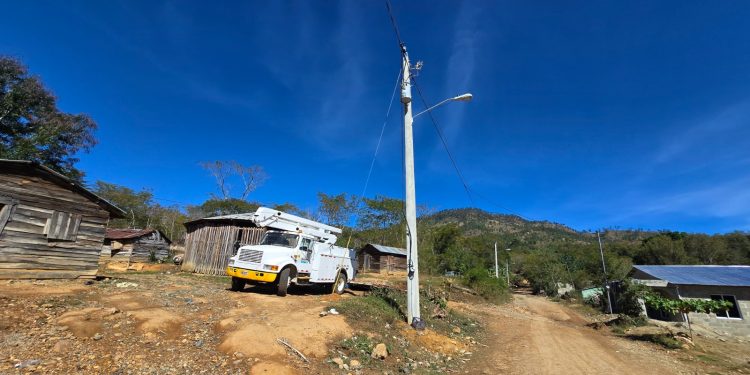 EDENORTE y Ministerio de Energía y Minas llevan electricidad a Cruz de Cabrera con inversión de RD$14.7 millones