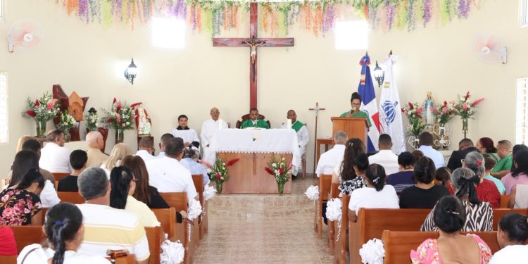 Desarrollo de la Comunidad entrega remozada Capilla cen Sabana Iglesia, Santiago