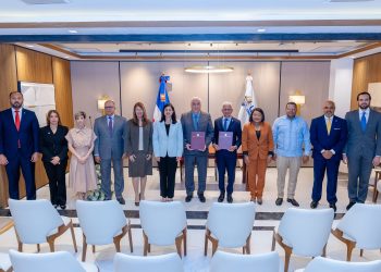 Senado firma alianza con UNAPEC para fortalecer formación de su personal y servicios bibliotecarios