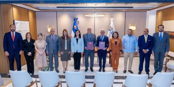 Senado firma alianza con UNAPEC para fortalecer formación de su personal y servicios bibliotecarios