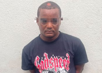 Policía interviene y arresta en flagrante delito a hombre que hirió a ex pareja con arma punzante en Los Guaricanos