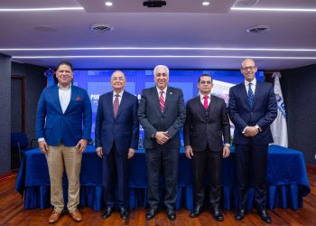 El economista Opinio Alvarez Betancourt presenta obra que recoge 40 años de pensamiento económico dominicano en la Universidad APEC