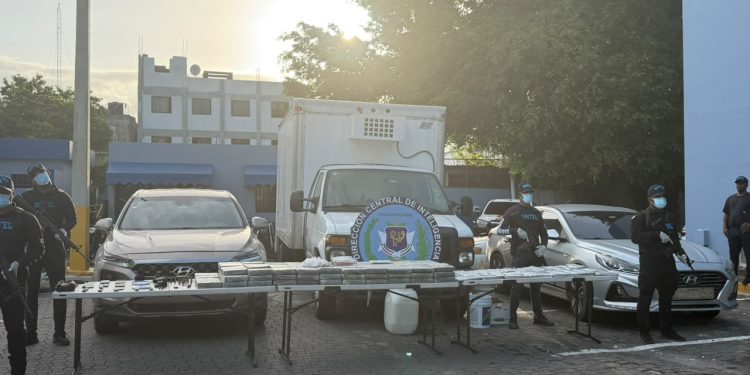 DINTEL ocupa 155 paquetes de presunta cocaína en allanamiento en Arroyo Hondo