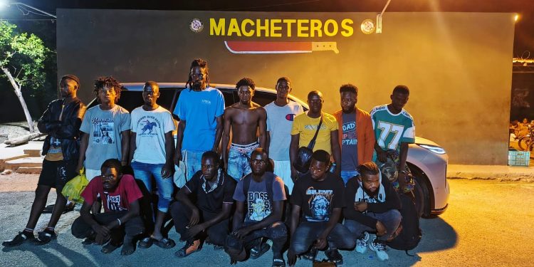 En Montecristi y Valverde soldados del Ejército interceptan a 22 haitianos indocumentados y detienen a presunto traficante de migrantes