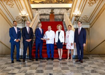 El CEO de VINCI Airports presenta al Ministro de la Presidencia el premio ASQ de ACI, reafirmando el compromiso de largo plazo del Grupo con la República Dominicana