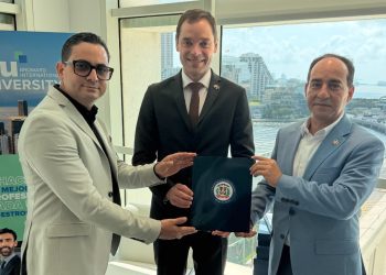 Consulado RD en Miami y Broward International University suscriben convenio educativo aportan 150 becas estudios superiores