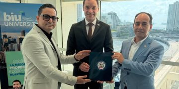 Consulado RD en Miami y Broward International University suscriben convenio educativo aportan 150 becas estudios superiores