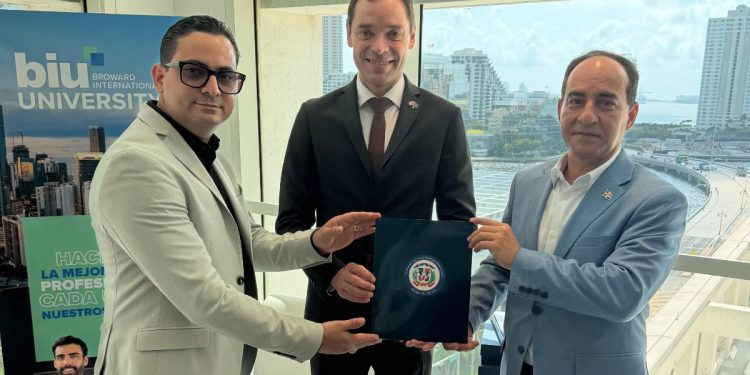 Consulado RD en Miami y Broward International University suscriben convenio educativo aportan 150 becas estudios superiores