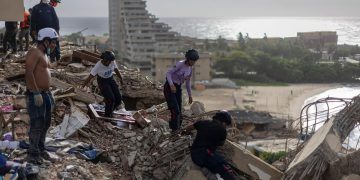 Rescatan con vida a dos personas tras casi un mes bajo los escombros