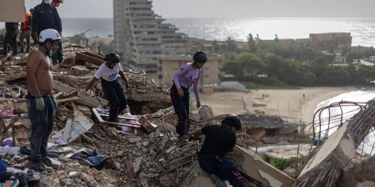 Rescatan con vida a dos personas tras casi un mes bajo los escombros