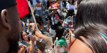 La Biggie desata la euforia en la Parada Dominicana del Bronx y celebra con orgullo sus raíces dominicanas