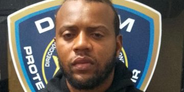 Apresan en el AILA a hombre acusado de homicidio en Baní cuando intentaba salir del país hacia Colombia