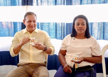 Sin tarima y sin discursos: Abel Martínez conversa con comunitarios de Las Dianas