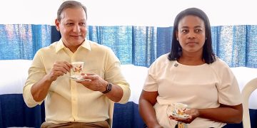 Sin tarima y sin discursos: Abel Martínez conversa con comunitarios de Las Dianas
