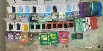 Policía Nacional apresa a dos personas por robo y presunta violación a la Ley de Drogas durante intervenciones en La Vega