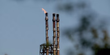 El petróleo vuelve a subir por la escalada militar en Medio Oriente y el bloqueo del estrecho de Ormuz